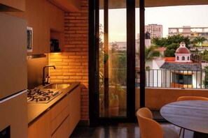 Coffee/tea maker, fridge, microwave, stovetop - Mana · Loft Céntrico · Zona Financiera GDL (Guadalajara)