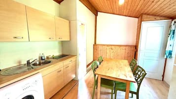 Kaffe- och tebryggare, kylskåp och mikrovågsugn