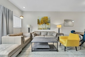 Living area - Beautiful Southslope Townhome 105 (Asheville)