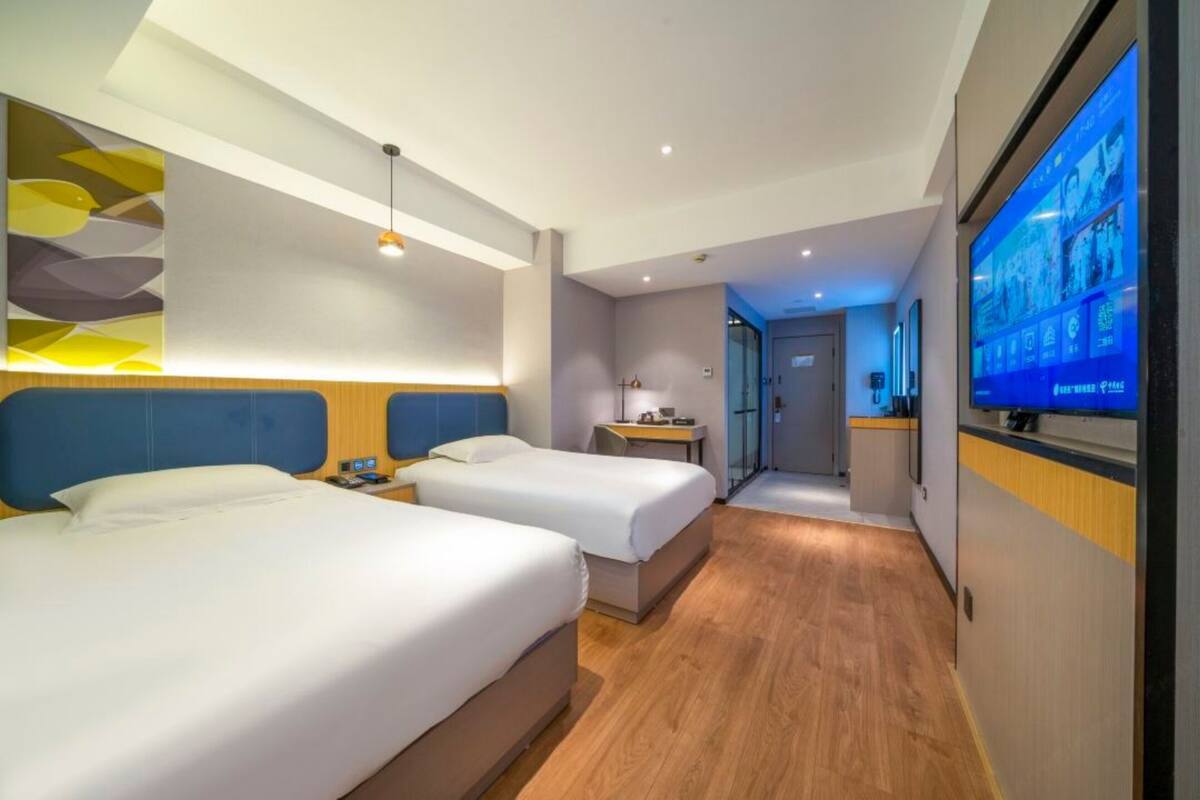 Habitación estándar con 2 camas individuales, vistas a la ciudad | Escritorio, espacio para trabajar con un portátil, wifi gratis