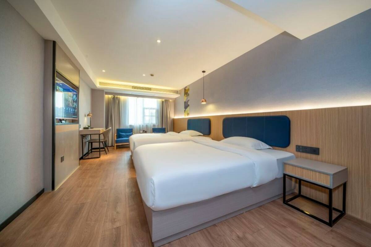 Habitación superior con 2 camas individuales, vistas a la ciudad | Escritorio, espacio para trabajar con un portátil, wifi gratis