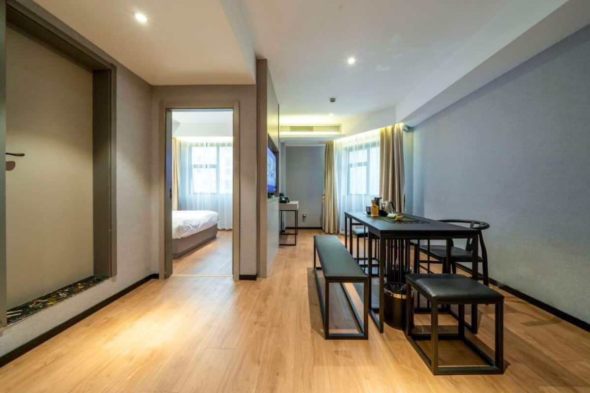 Suite de lujo, vistas a la ciudad | Escritorio, espacio para trabajar con un portátil, wifi gratis