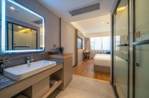 Superior Double Room, City View | Desk, laptop workspace, free WiFi - Homeinn Selected Zhangzhou (Zhangzhou)