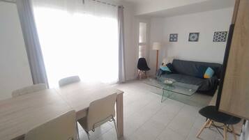 Apartment, 3 Bedrooms, Smoking, Balcony | Ruang tamu
