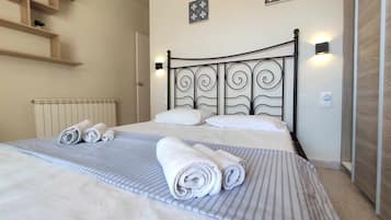 Apartment, 3 Bedrooms, Smoking, Balcony | 4 bedrooms