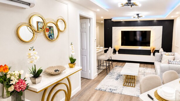 Un salon moderne avec un téléviseur, un canapé et un coin repas.