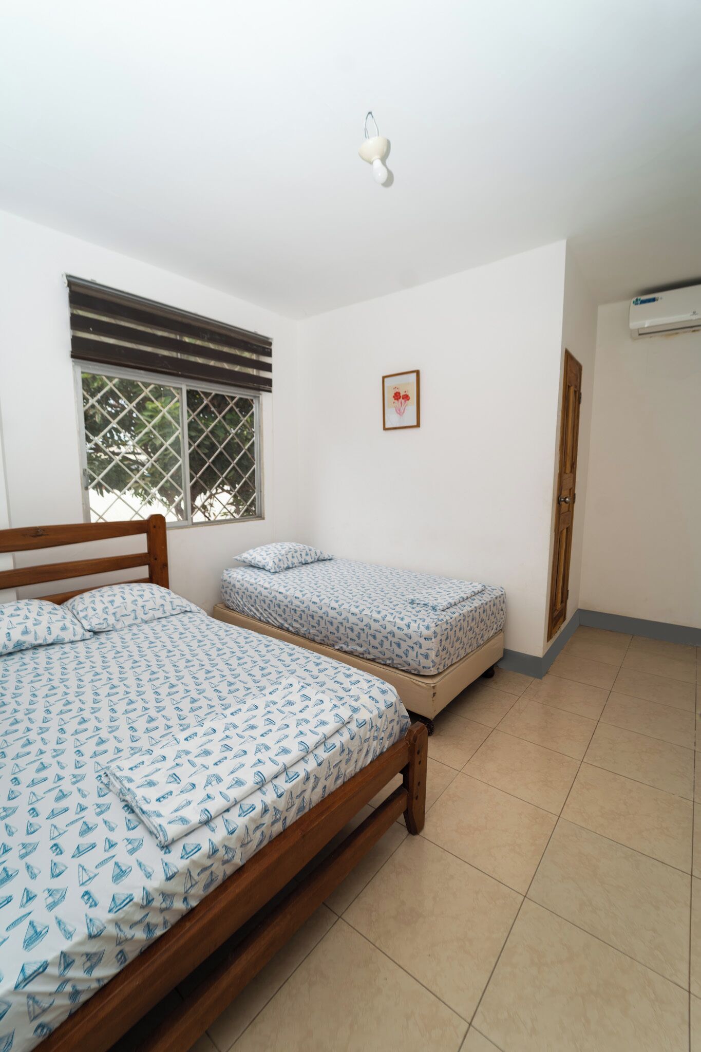 Camera Standard con letto matrimoniale o 2 letti singoli, vista città | Postazione laptop, tende oscuranti, ferro/asse da stiro, Wi-Fi gratuito