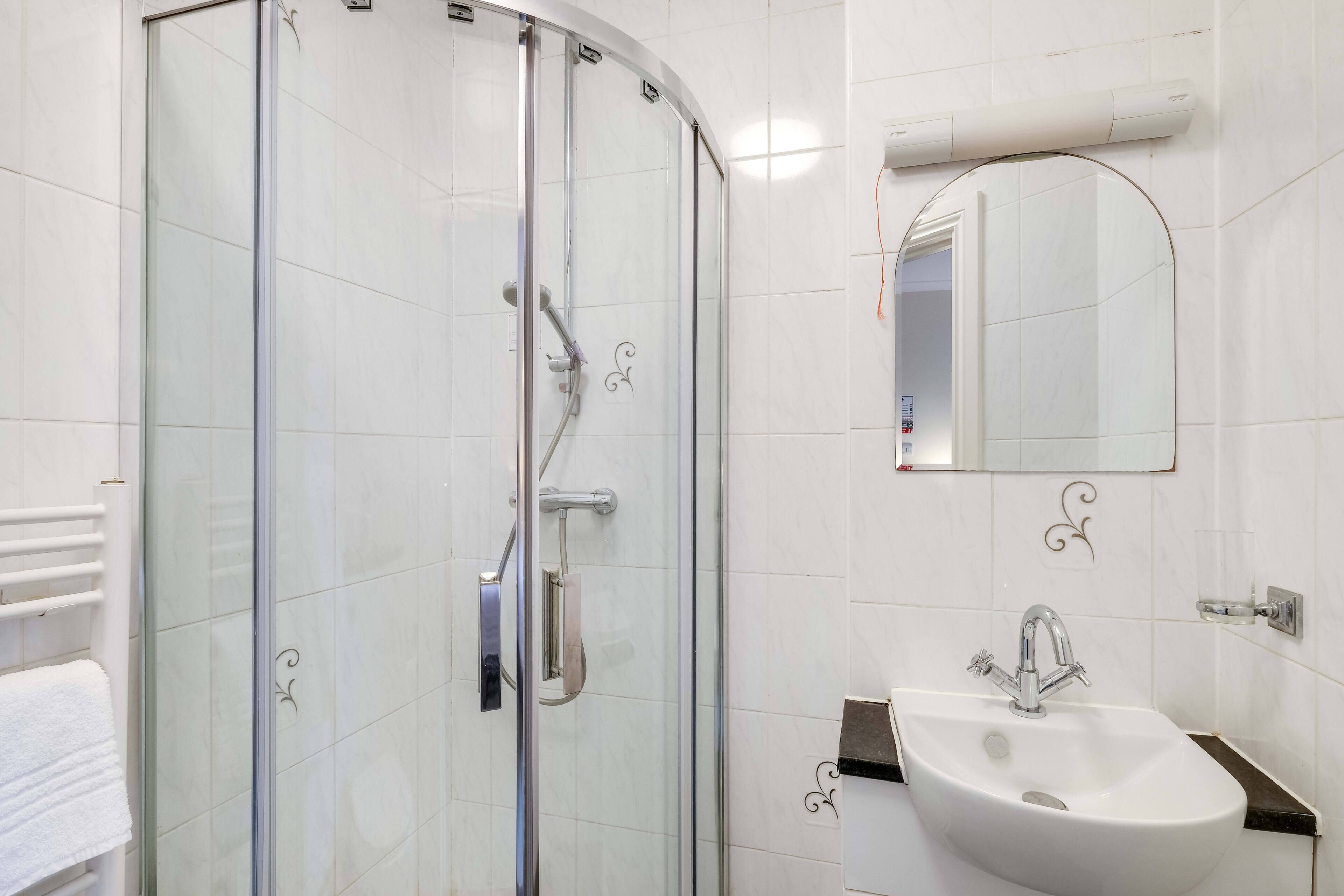 Basic Double Room | Bathroom