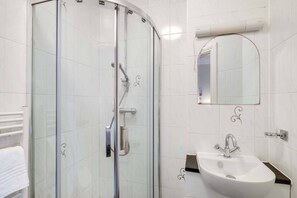 Habitación básica doble | Baño | Secadora de cabello, toallas, shampoo, papel de baño 
