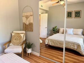 Tabla de planchar con plancha, wifi, ropa de cama