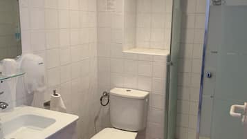 Douche, sèche-cheveux, serviettes fournies, savon