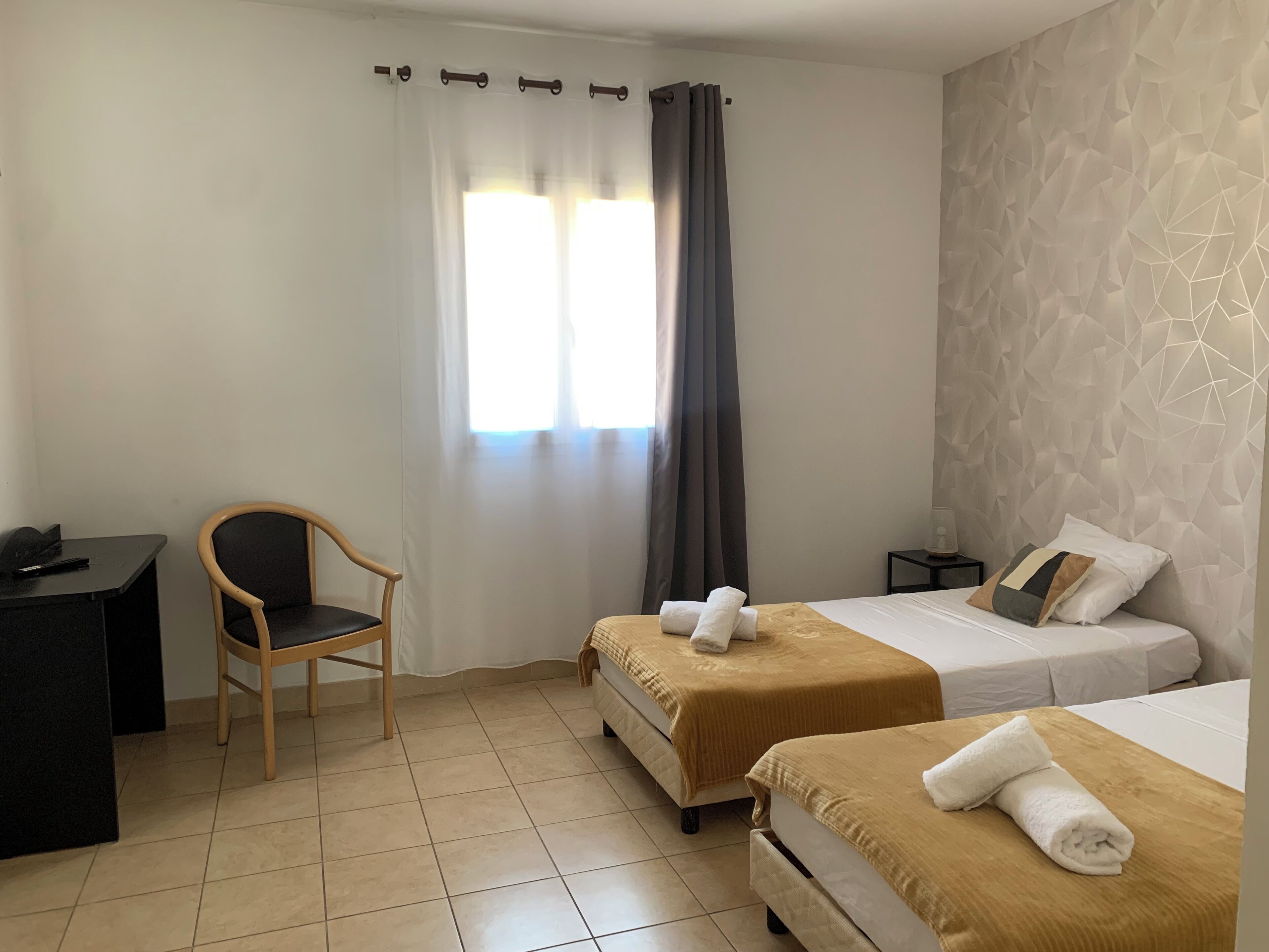 Quarto duplo | Escrivaninha, Wi-Fi de cortesia