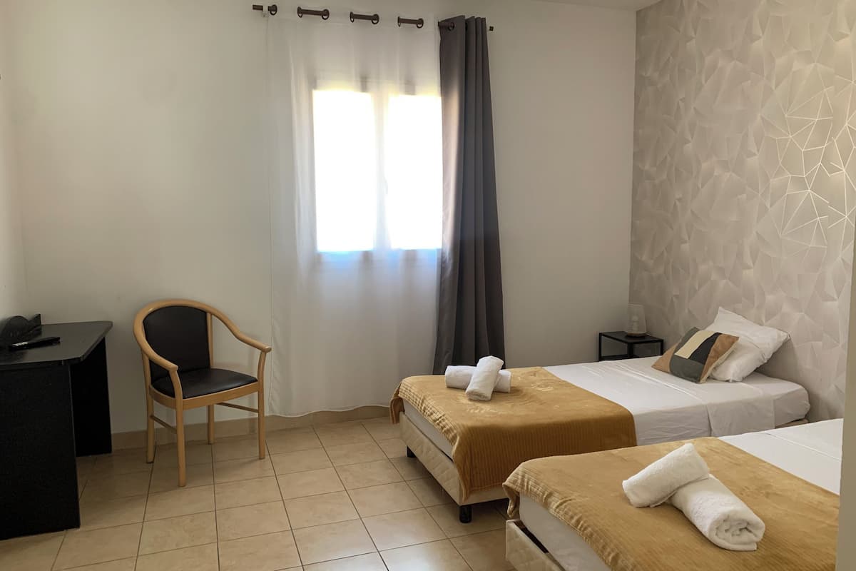 Habitación con 2 camas individuales | Escritorio y wifi gratis