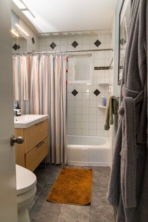Een haardroger, een bidet, handdoeken, zeep