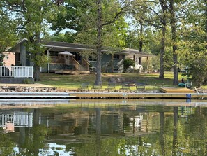 Exterior - 3-bedroom house in welcoming Hot Springs with Dock and Kayaks on Quiet Cove (Hot Springs)