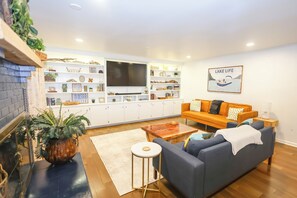 Smart TV, video games, books - 3-bedroom house in welcoming Hot Springs with Dock and Kayaks on Quiet Cove (Hot Springs)