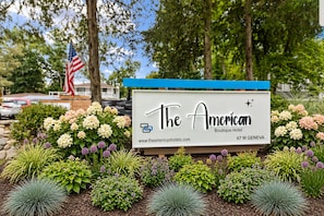 Ein Schild für das American Boutique Hotel mit Webseite und Adresse.