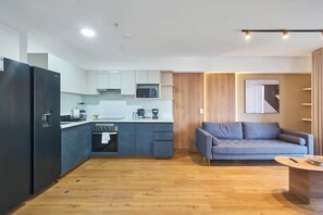 Wasserkocher mit Kaffee-/Teezubehör, Kühlschrank, Mikrowelle, Ofen