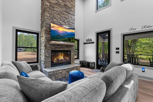Happy Hour House: NEW Creekfront Mountain Escape Near Boone, NC