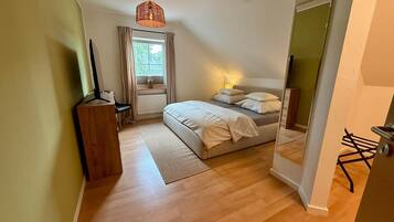 Tabla de planchar con plancha, wifi y ropa de cama