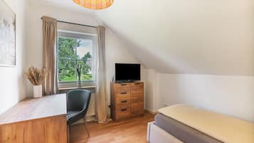 3 bedrooms, iron/ironing board, WiFi, bed sheets