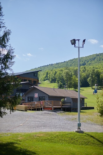 Slopeside luxury condo - sleeps 6 – Walk to Timberline Mountain ski lifts and lodge!