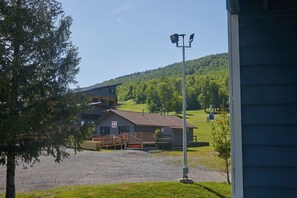 Ein Gebäude mit Schweizer Flagge, einem Schotterweg und einer Holzterrasse.