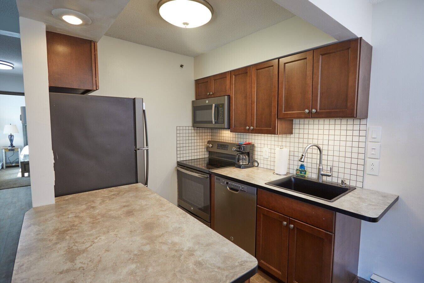 Coffee/tea maker, fridge, microwave, oven