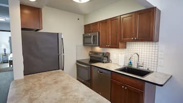 Coffee/tea maker, fridge, microwave, oven