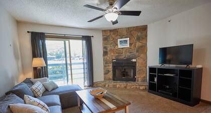 Slopeside luxury condo - sleeps 6 – Walk to Timberline Mountain ski lifts and lodge!