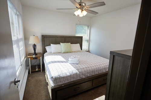 Slopeside luxury condo - sleeps 6 – Walk to Timberline Mountain ski lifts and lodge!