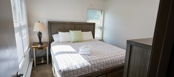 Slopeside luxury condo - sleeps 6 – Walk to Timberline Mountain ski lifts and lodge!