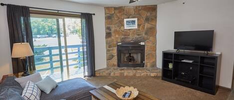 Una televisión, una chimenea