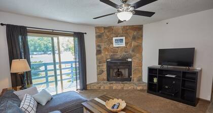 Slopeside luxury condo - sleeps 6 – Walk to Timberline Mountain ski lifts and lodge!