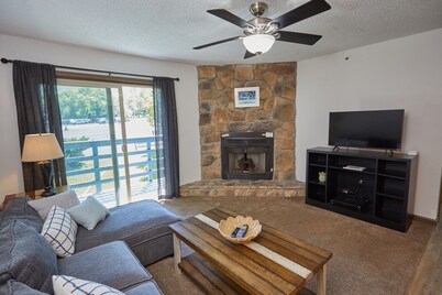 Slopeside luxury condo - sleeps 6 – Walk to Timberline Mountain ski lifts and lodge!