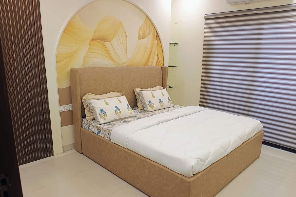 Double Room, Balcony, City View | Desk, free WiFi