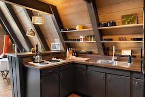 Wasserkocher mit Kaffee-/Teezubehör, Kühlschrank, Mikrowelle, Herdplatte