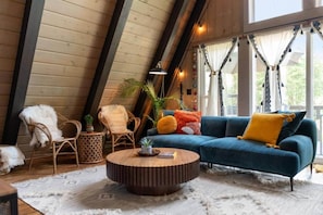 Fernseher, Kamin, Stereoanlage