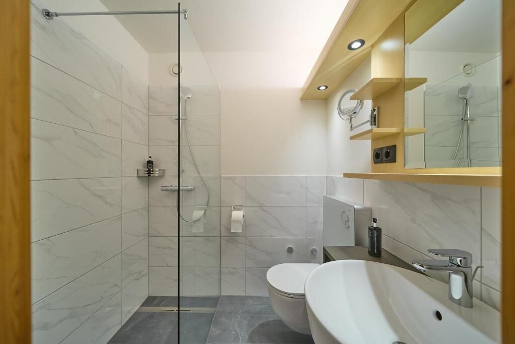 Doppia Comfort, balcone, vista montagna | Bagno | Doccia, set di cortesia gratuito, asciugacapelli, accappatoio
