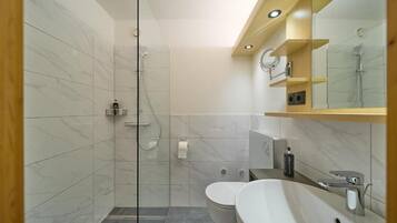 Doppia Comfort, balcone, vista montagna | Bagno | Doccia, set di cortesia gratuito, asciugacapelli, accappatoio
