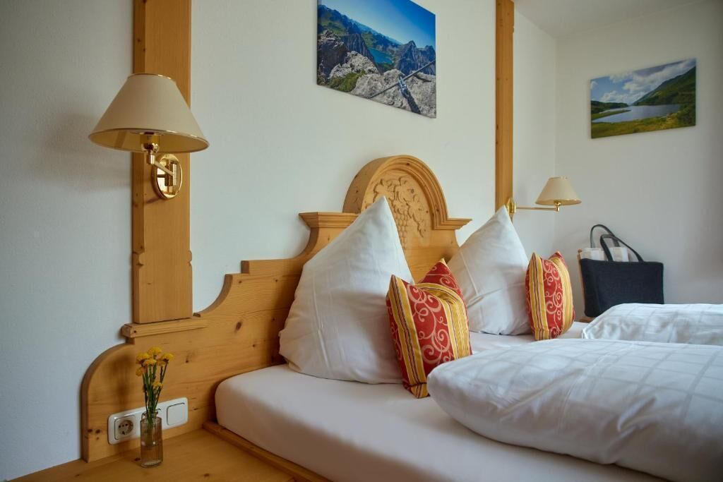 Comfort-Dreibettzimmer, Bergblick | Allergikerbettwaren, Zimmersafe, Schreibtisch