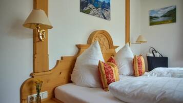Comfort-Dreibettzimmer, Bergblick | Allergikerbettwaren, Zimmersafe, Schreibtisch