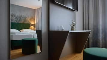 Comfort-Doppelzimmer, Balkon, Bergblick | Allergikerbettwaren, Zimmersafe, Schreibtisch