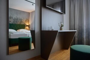 Habitación Confort doble, balcón, vistas a la montaña | Ropa de cama hipoalergénica, caja fuerte, escritorio