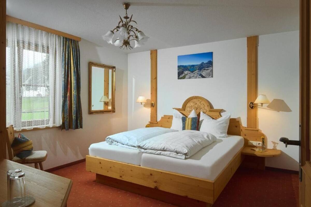 Double Room, Mountain View | Hypo-allergenic bedding available, in-room safe, desk, laptop workspace