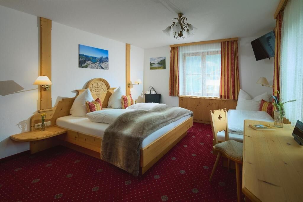 Comfort-Dreibettzimmer, Bergblick | Allergikerbettwaren, Zimmersafe, Schreibtisch
