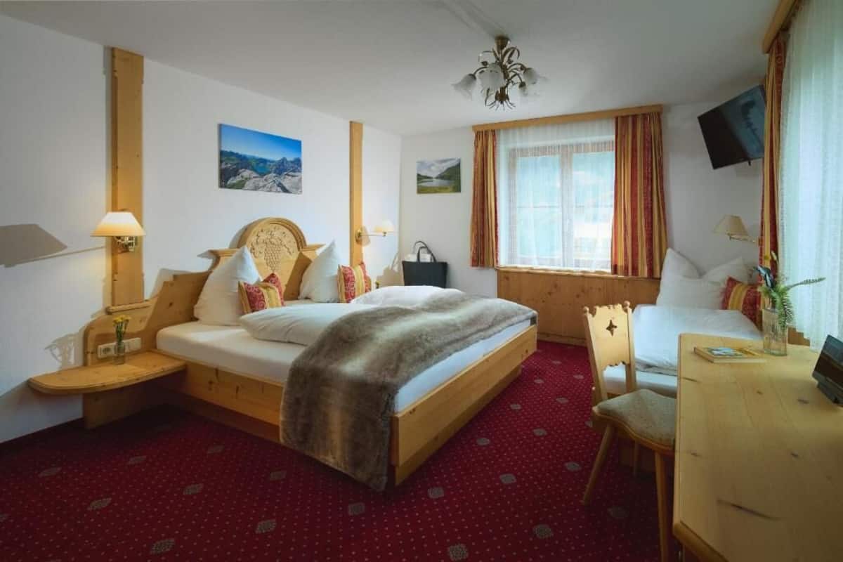 Comfort Triple Room, Mountain View | Hypo-allergenic bedding available, in-room safe, desk, laptop workspace