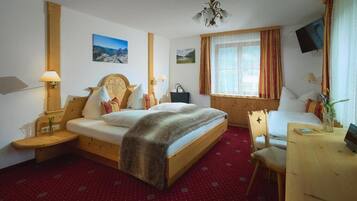 Comfort driepersoonskamer, uitzicht op bergen | Hypoallergeen beddengoed, een kluis op de kamer, een bureau