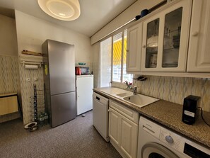 Wasserkocher mit Kaffee-/Teezubehör, Kühlschrank, Mikrowelle, Ofen
