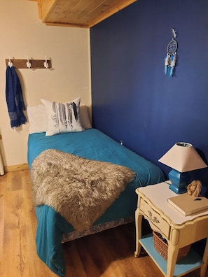 Room - Private Waterfront Cottage on Lake Huron near Tobermory, minutes to the Grotto! (Tobermory)